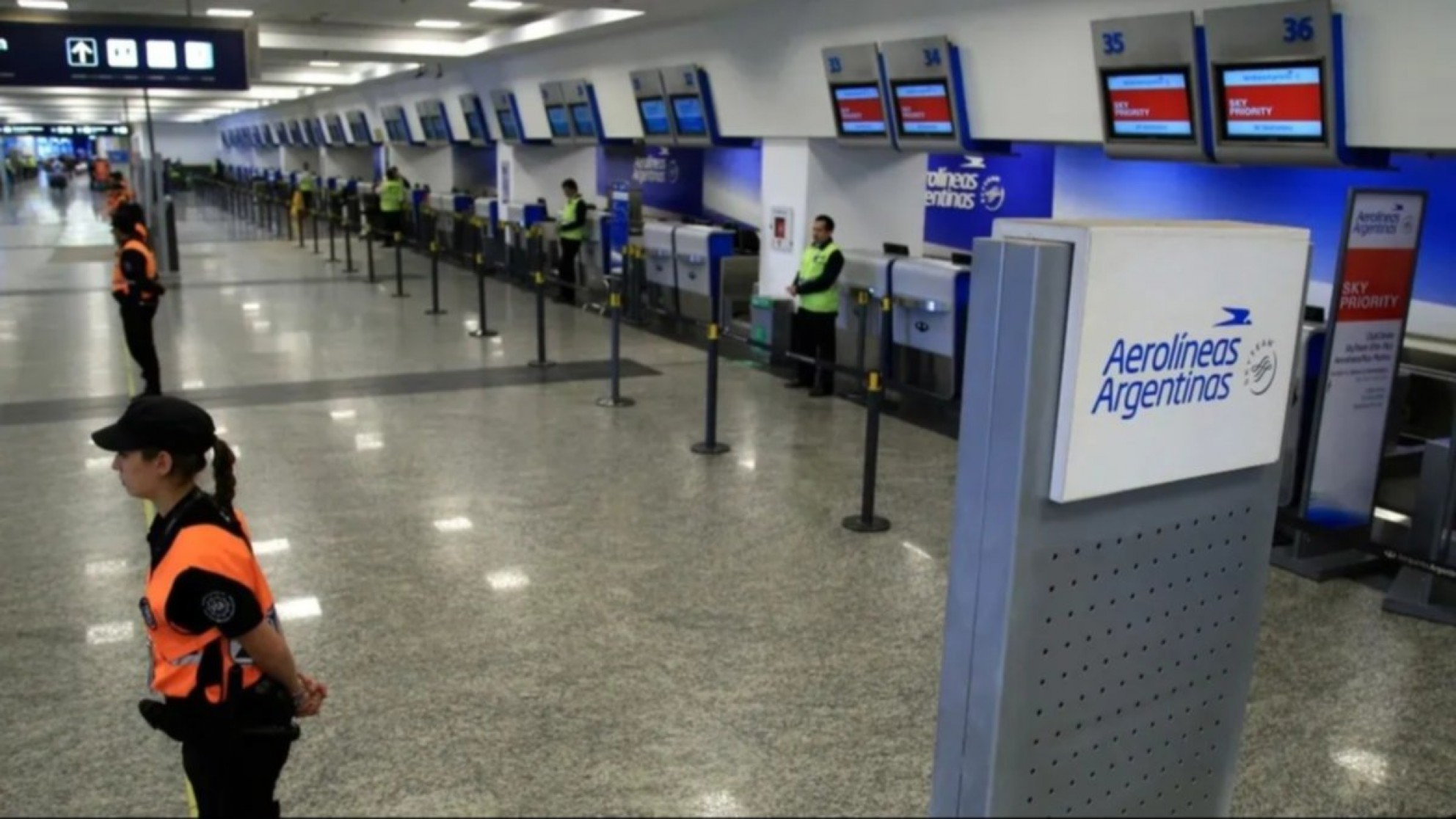 El paro de pilotos y tripulantes afectará a más de 300 vuelos y 37 mil pasajeros